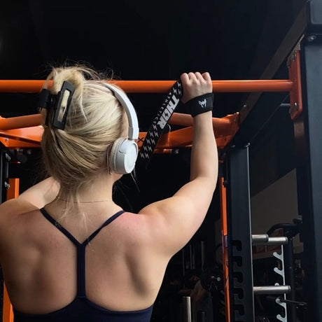 thor athletics straps zwart met wit rubber op model